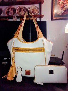 Dooney & Bourke Maddie Large Saffiano Leather Tote Bag Matching Wallet & Key Fob